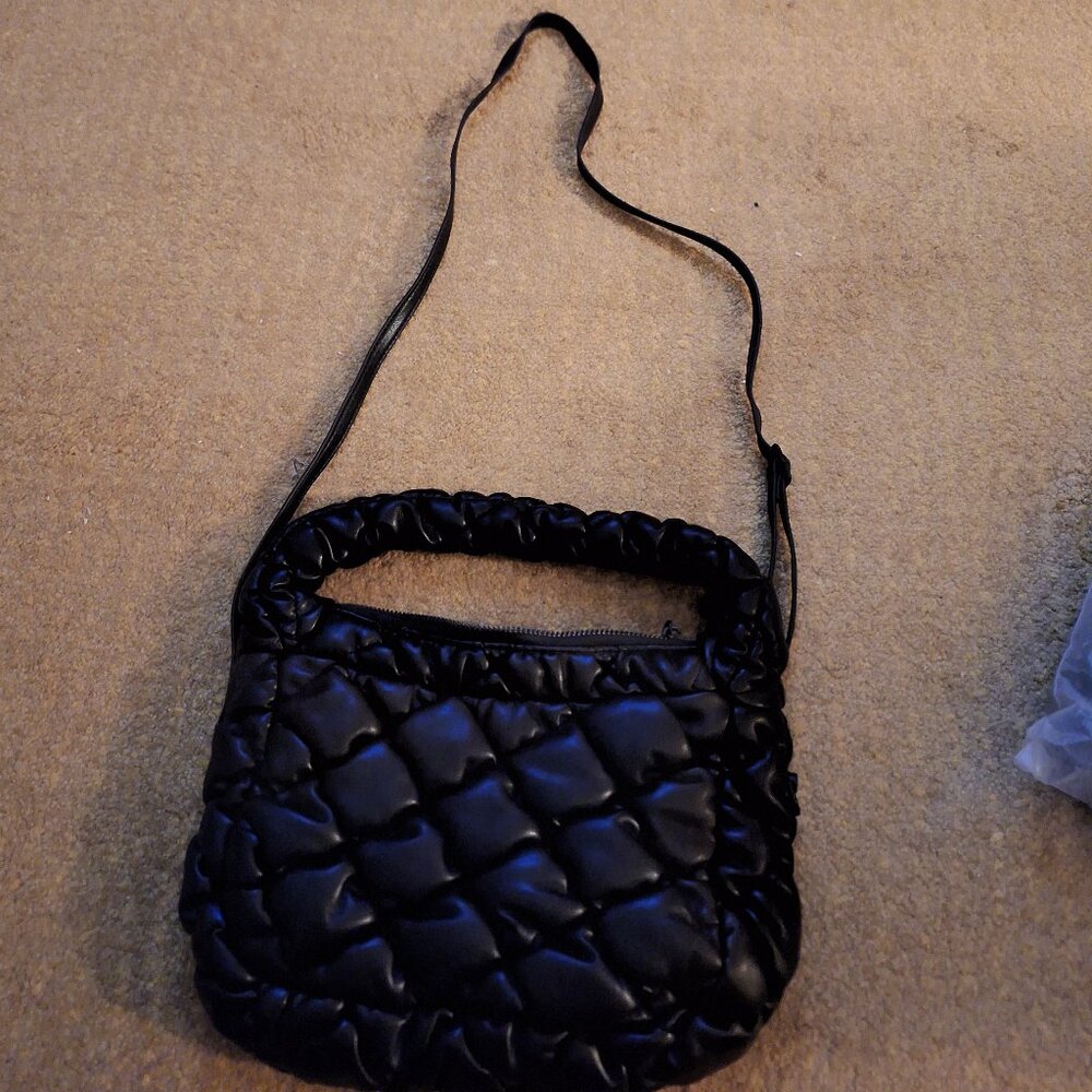 BLACK BAGS.CROSS BODY STRAPS.